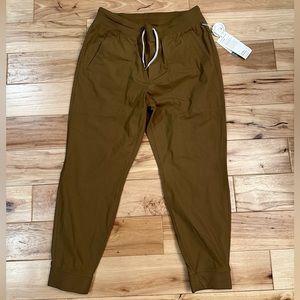 NWT Vuori men’s joggers XL. Tobacco colored